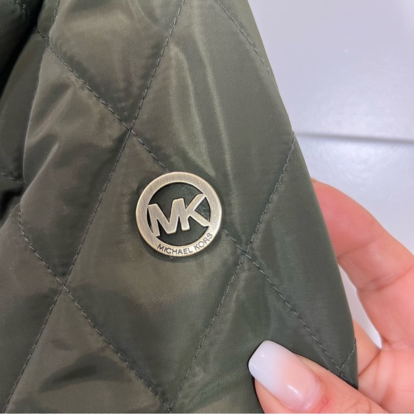 Michael Kors Quilted Ladies jacket with Sherpa lined collar and gold details - Picture 3 of 6